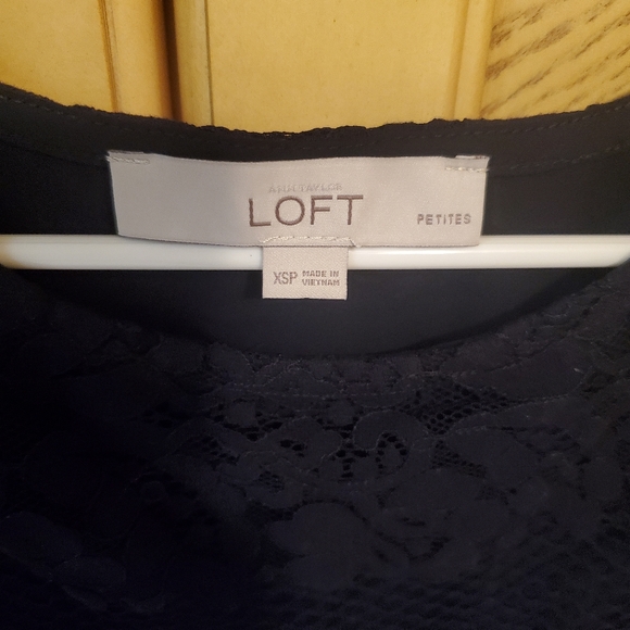 Loft navy lace lined sleeveless top. Excellent like new condition. Size xsp - Picture 2 of 5